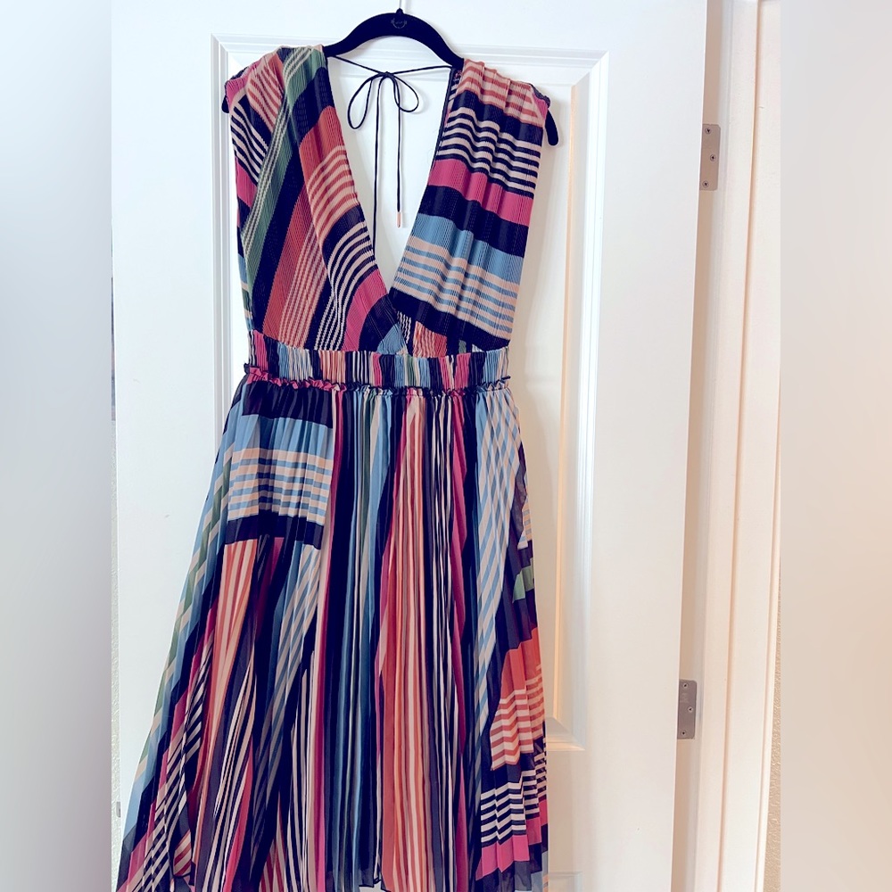 Saylor pleated deep V chiffon dress, size small, new w tags.